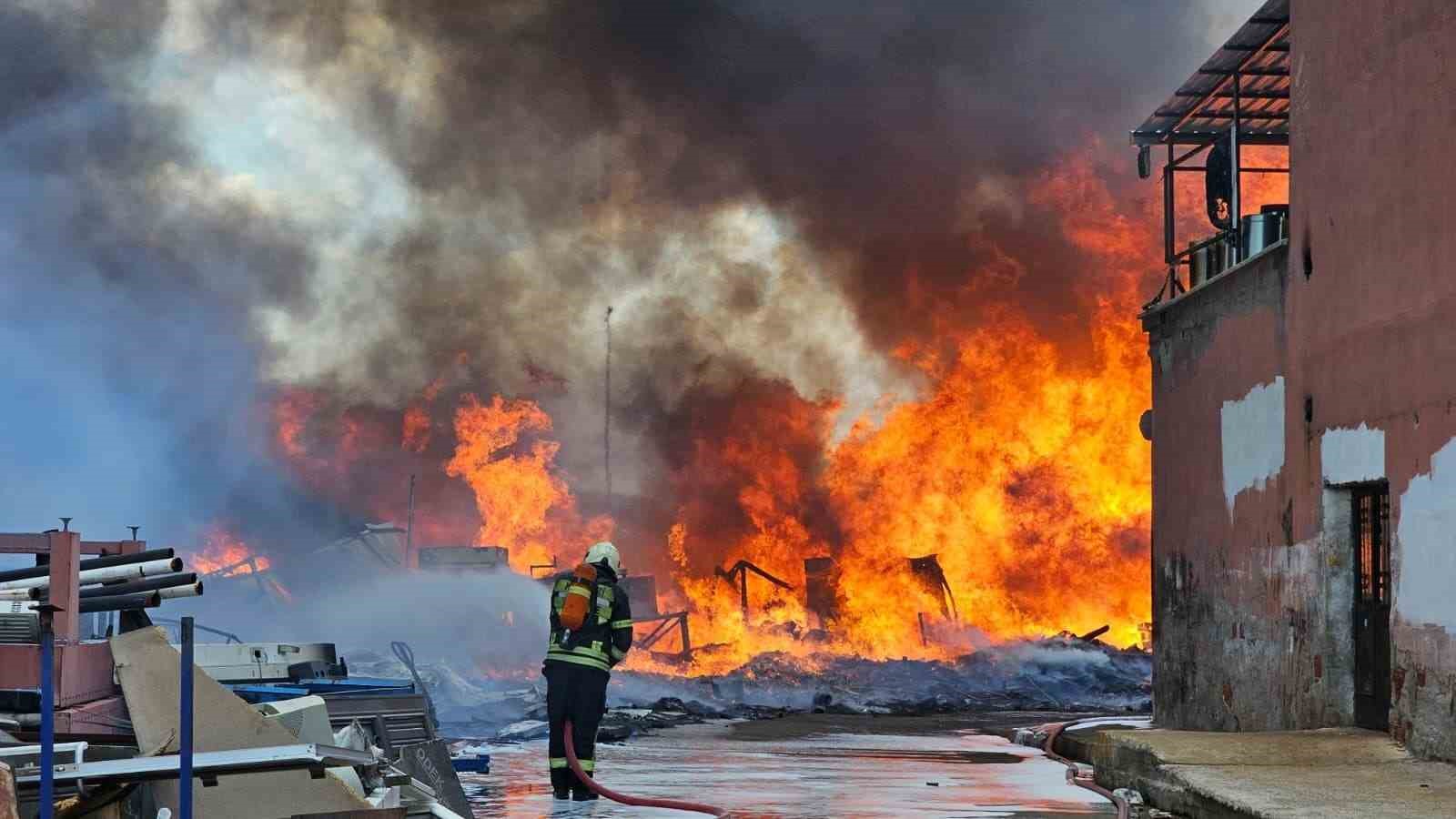 Açık alandaki hurdalar alev aldı: Çok sayıda ekip müdahale ediyor