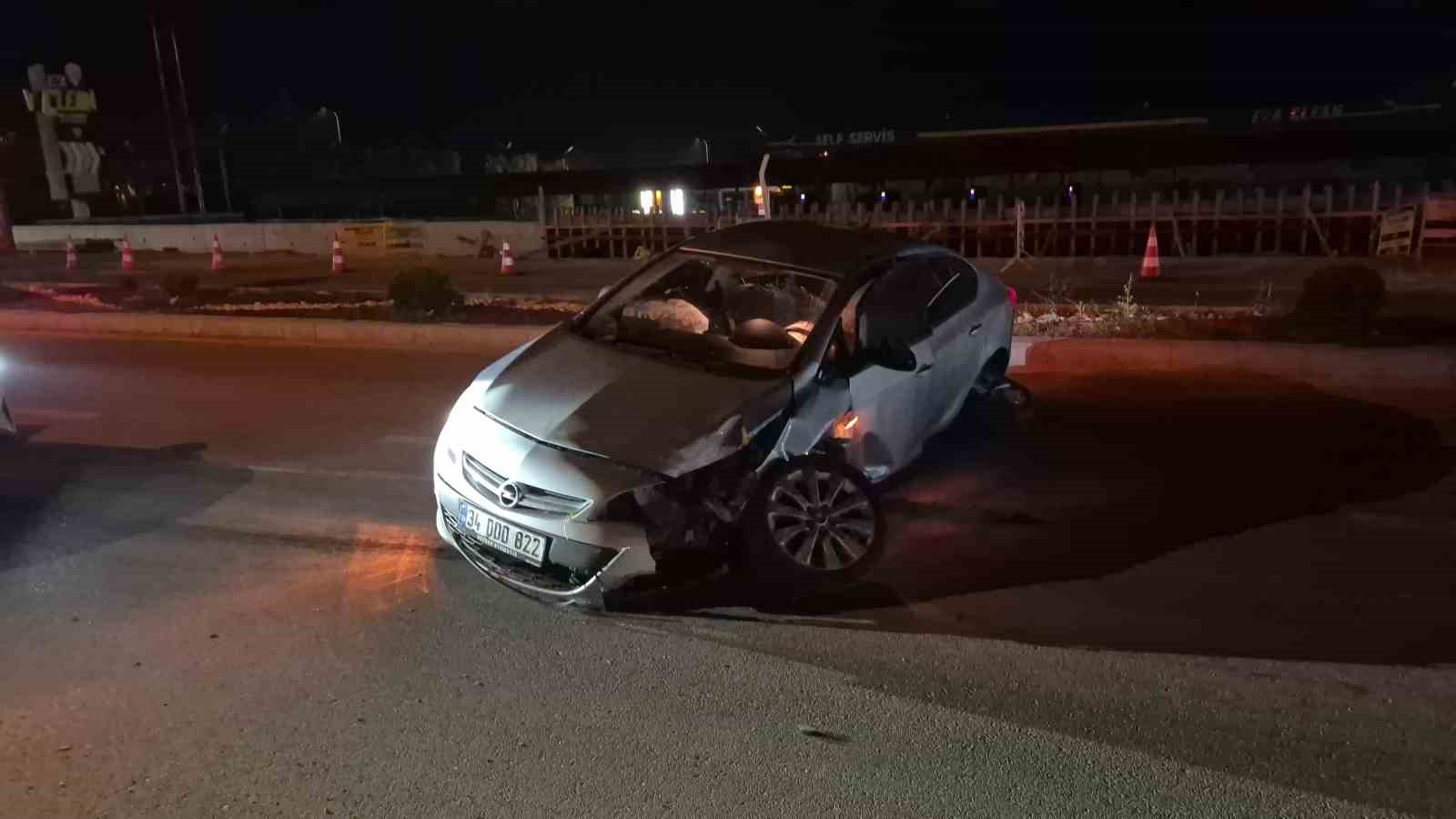 Eskişehir'de alkollü sürücü refüjdeki tabelayı devirerek durdu!