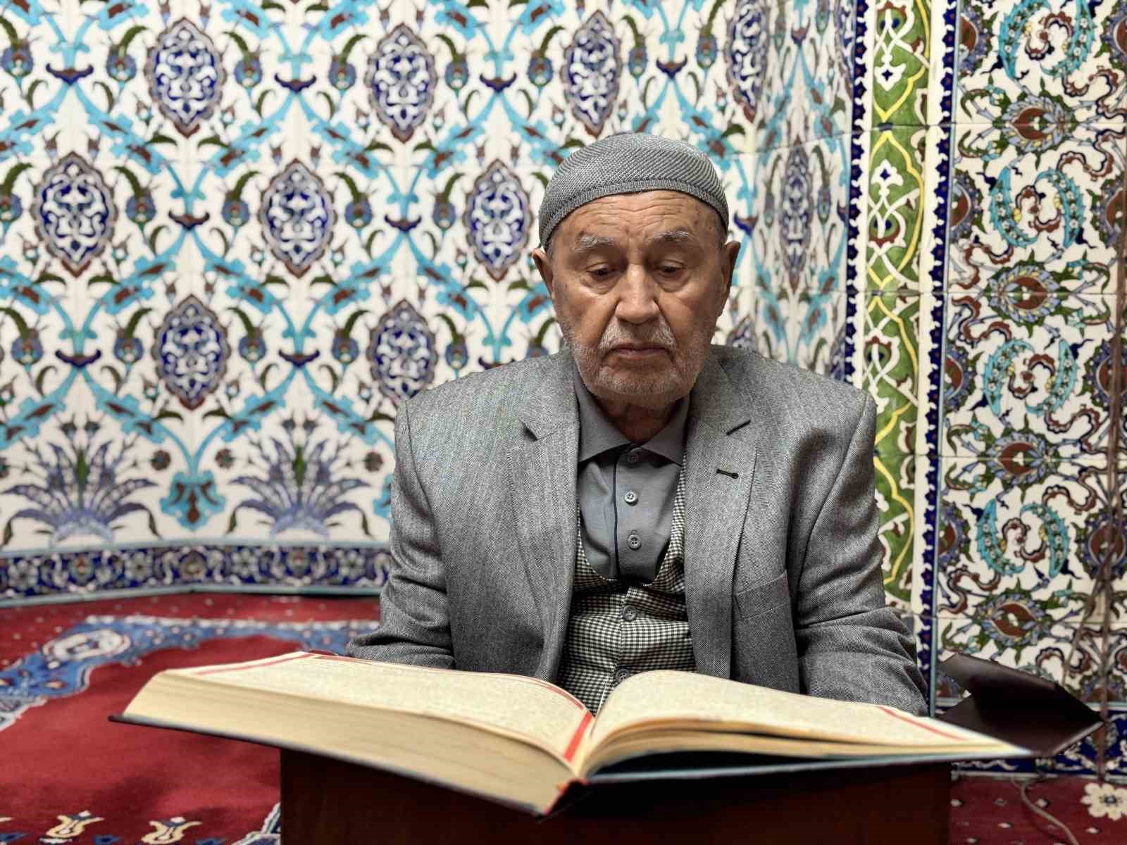 KARABÜK'TE, 87 YAŞINDAKİ HALİL ÖNDER, KORONAVİRÜS SALGINI DÖNEMİNDE EVDE GEÇİRDİĞİ ZAMANI DEĞERLENDİREREK KUR'AN-I KERİM EZBERLEMEYE BAŞLADI.