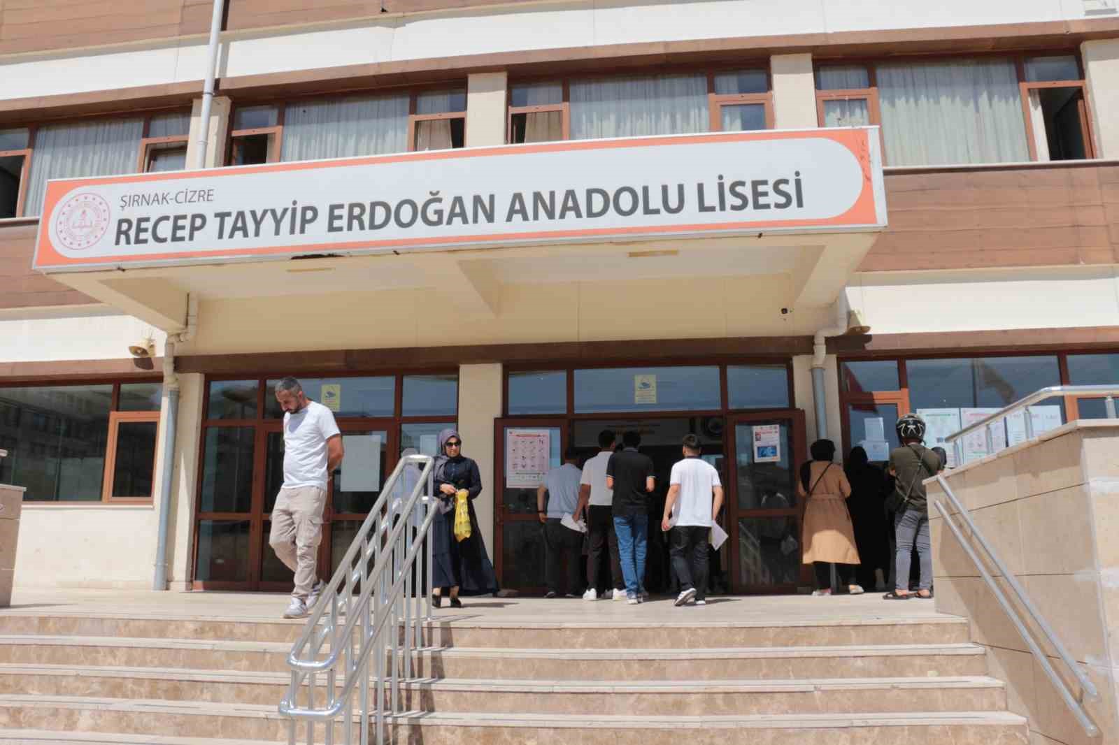 Cizre’de YKS’ye geç kalan adayların yardımına polis yetişti