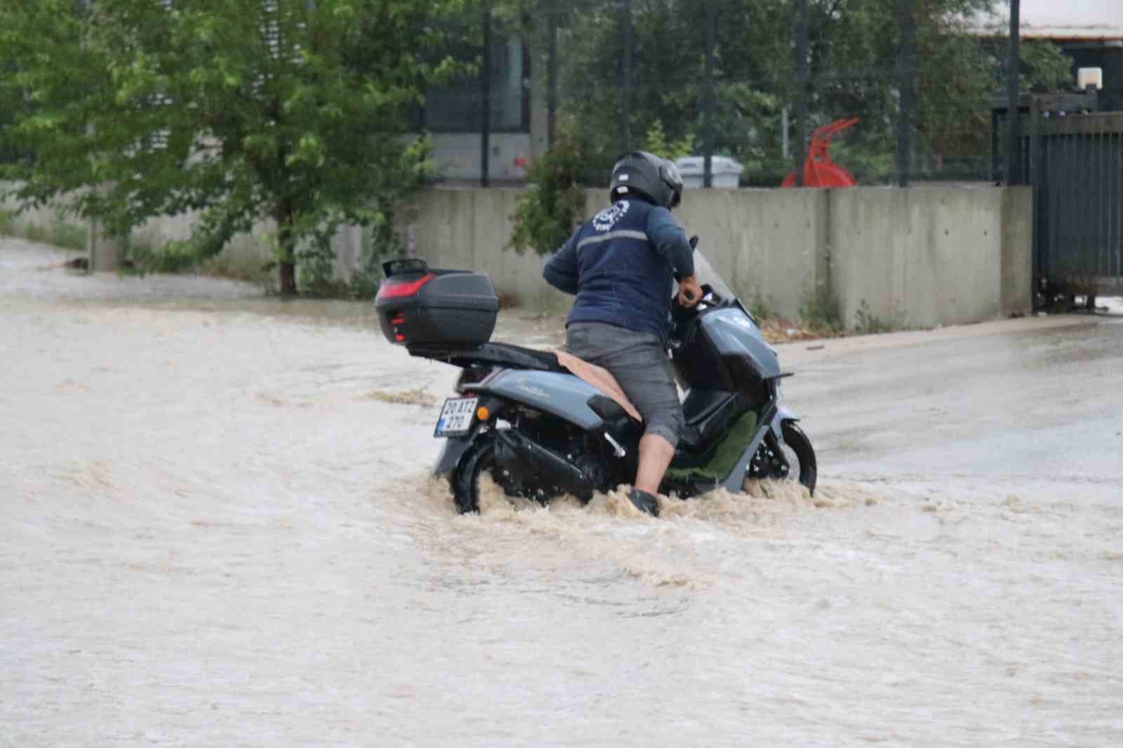 Denizli’de sağanak nedeniyle karayolu ulaşıma kapandı