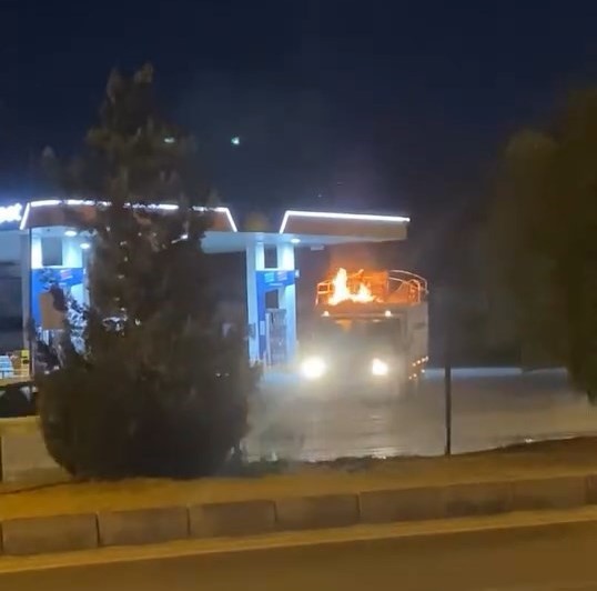 Kamyonet alevler arasında akaryakıt istasyonuna girdi
