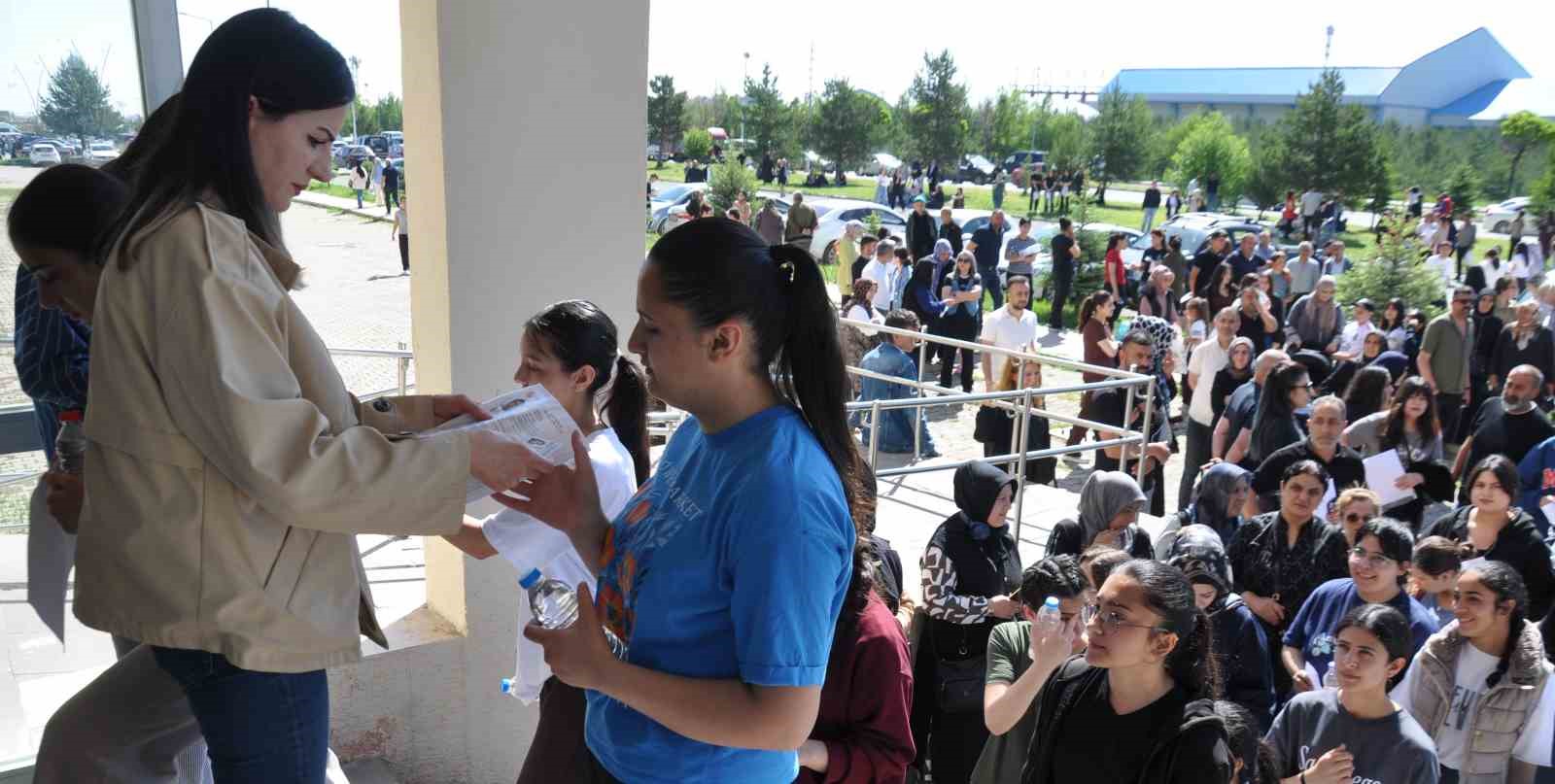 Kars’ta YKS heyecanı: Binlerce aday üniversite hayali için sınav merkezlerine akın etti