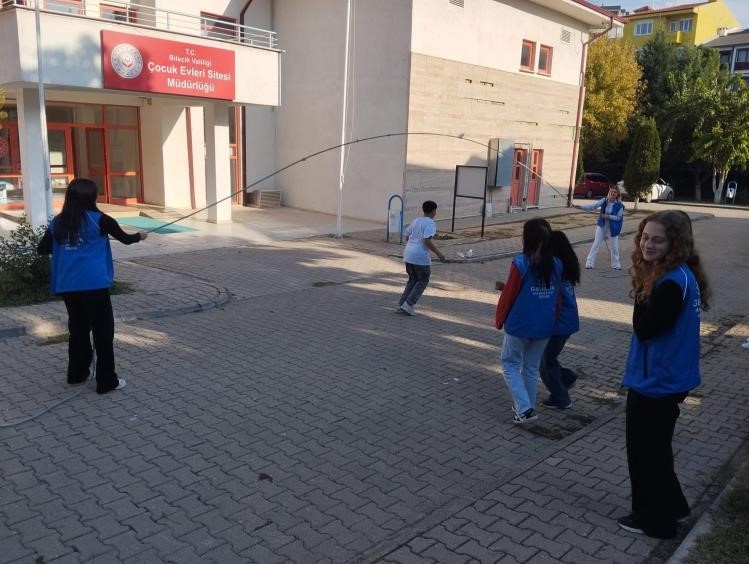 GÖNÜLLÜ GENÇLER ÇOCUK EVLERİNDE KALAN ÇOCUKLARLA BULUŞTU