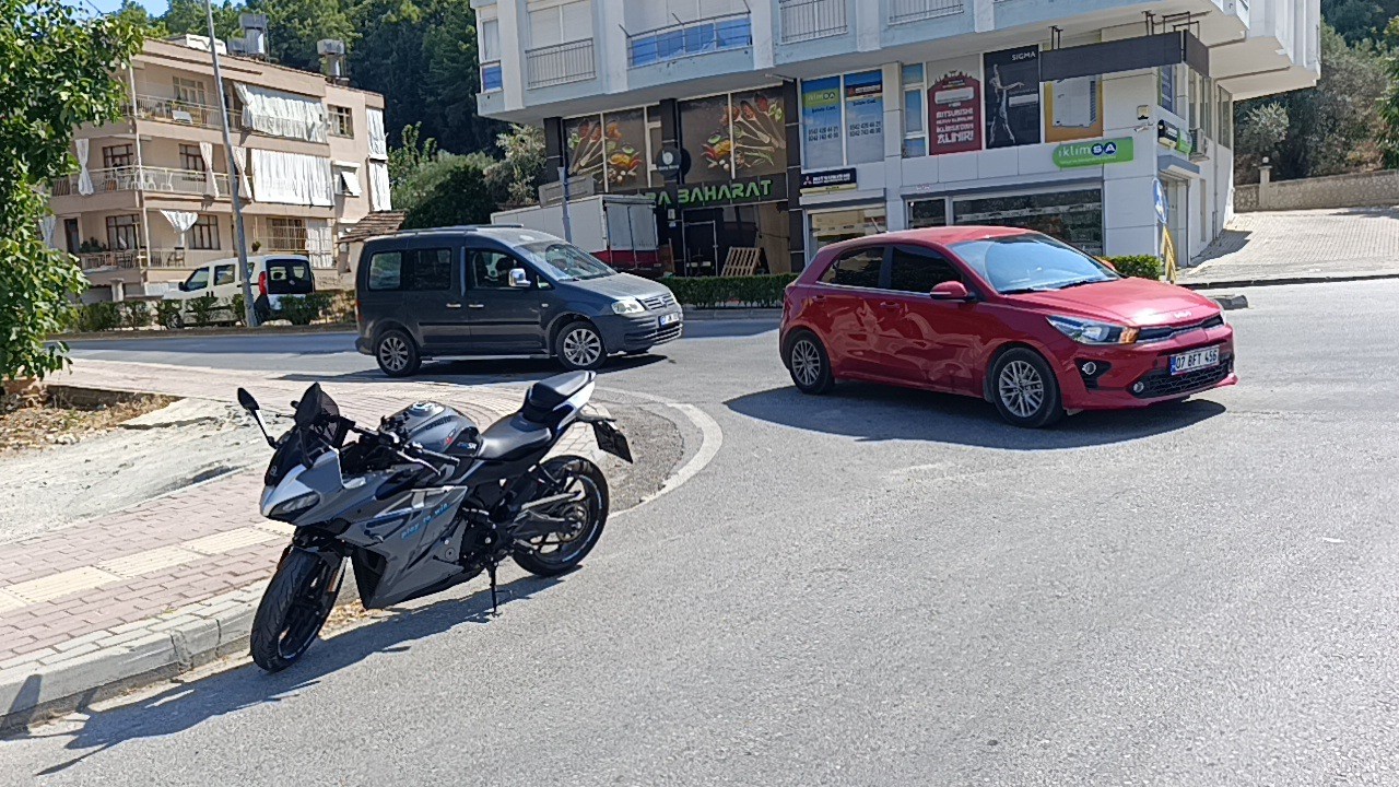 Sokağa dönmek isteyen otomobile motosiklet çarptı: 1 yaralı
