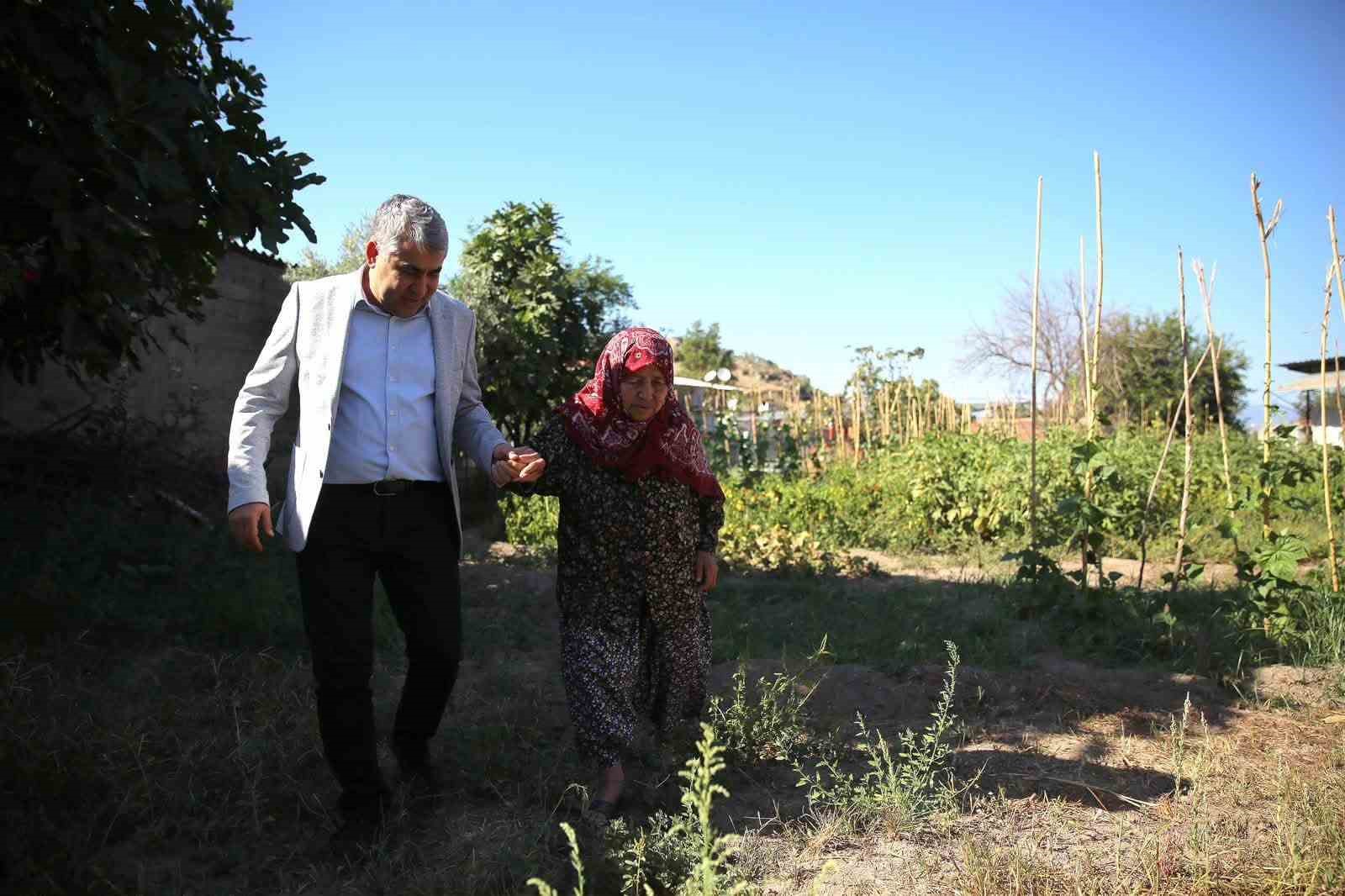 MERHUM BAŞBAKAN ADNAN MENDERES’İN KAHYASININ KIZI MÜNEVVER ÇIKRIK HAYATINI KAYBETTİ, BAŞSAĞLIĞI DİLEKLERİNİ İLETEN ADÜ REKTÖRÜ PROF. DR. BÜLENT KENT; "SAMİMİYETİ, NEZAKETİ VE YÜZÜNDEN EKSİK ETMEDİĞİ TEBESSÜMÜYLE GÖNÜLLERİMİZDE MÜSTESNA BİR YER EDİNDİ" DEDİ.
