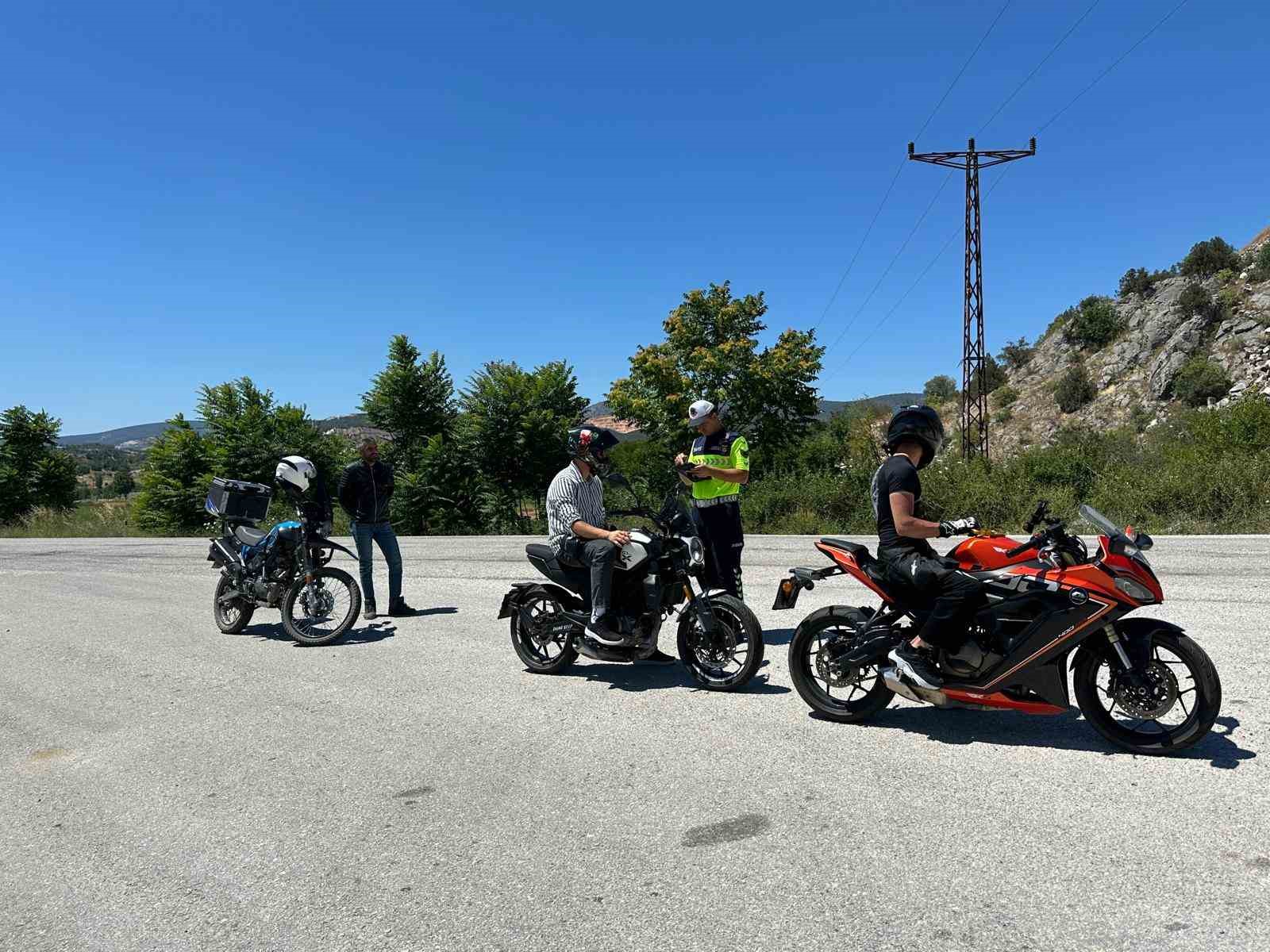 Jandarmadan motosiklet sürücülerine güvenli sürüş eğitimi
