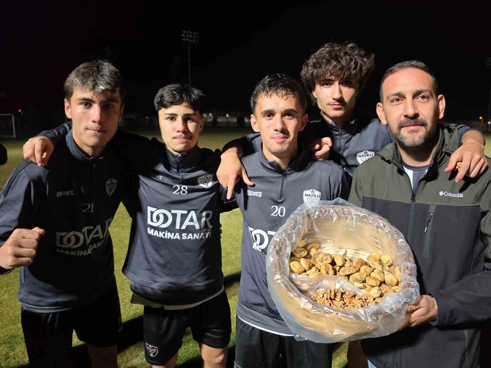 SÜPER AMATÖR LİG’İN 2. HAFTASINDA SAZLI GENÇLİKSPOR’U KONUK EDECEK OLAN NAZİLLİ ŞEHİR SPOR KULÜBÜ’NE TARAFTARLARINDAN COŞKULU DESTEK GELDİ. TESİSLERİ MEŞALELERLE AYDINLATAN SİYAH-BEYAZLILAR, FUTBOLCULARA BAKLAVANIN YANI SIRA MEŞHUR AYDIN İNCİRİ İKRAM EDİLDİ.