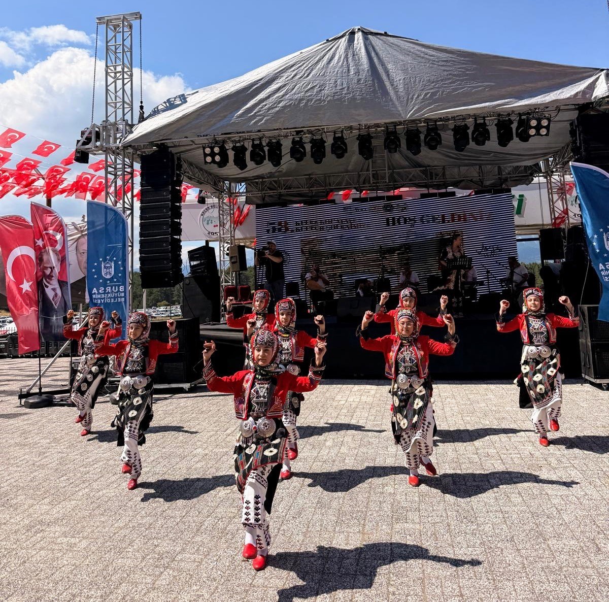Yenişehir Halk Dansları Topluluğu, Kocayayla Şenlikleri'nde ayakta alkışlandı