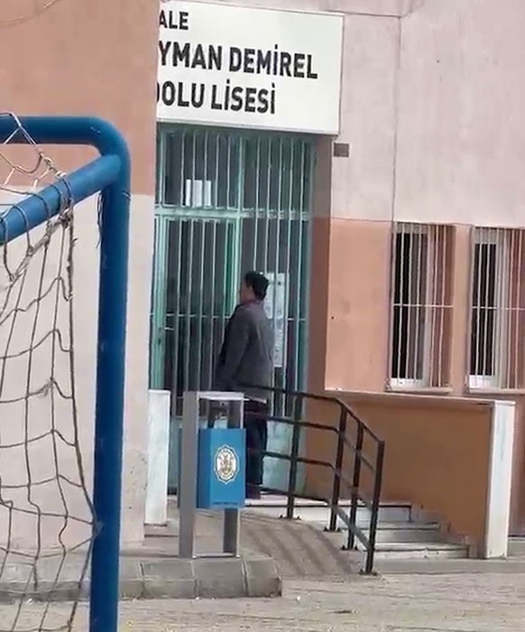 Demir kapıdan atlayarak yetişmeye çalıştı, sınava alınmayınca duvarından atlayarak okuldan ayrıldı