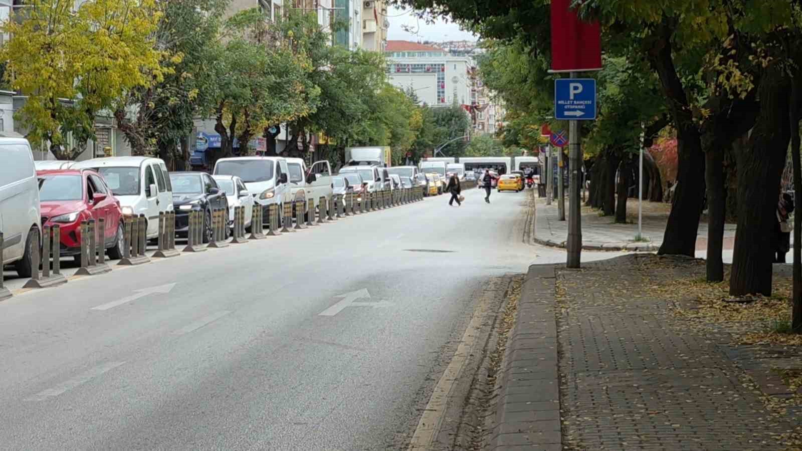 ESKİŞEHİR'İN ODUNPAZARI İLÇESİNDE DEVAM EDEN BİR İNŞAAT ÇALIŞMASI, ŞEHİR MERKEZİNDE TRAFİKTE AKSAMALARA NEDEN OLDU.
