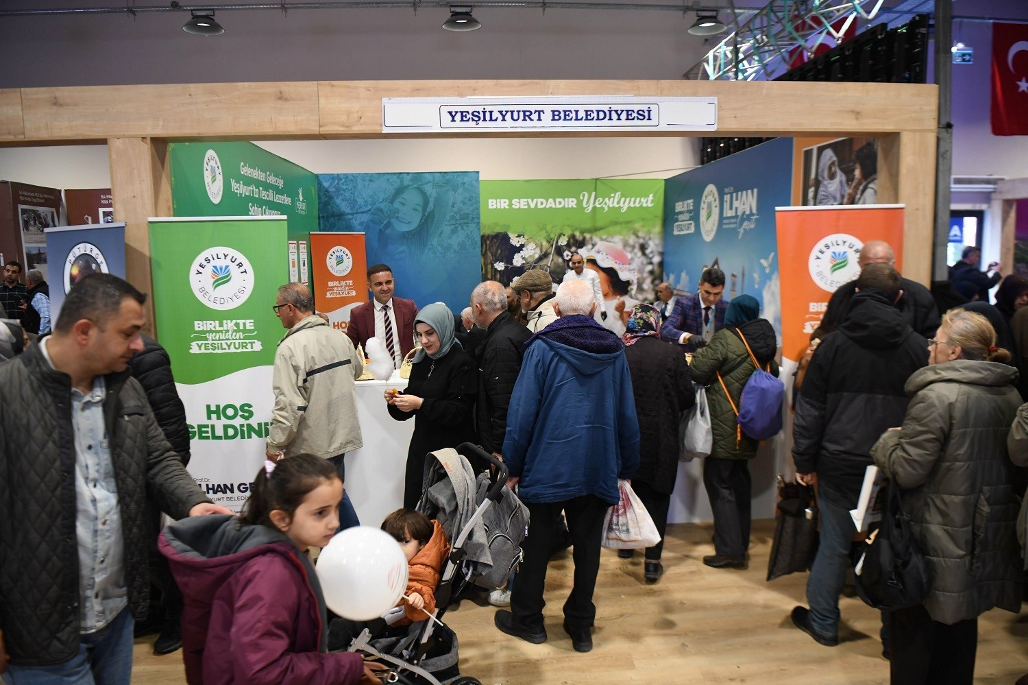 YEŞİLYURT BELEDİYESİNİN TANITIM STANDI İSTANBUL’DA YOĞUN İLGİ GÖRÜYOR