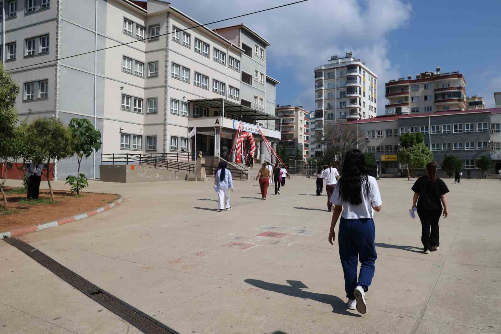 Örnek olmak için 6’ncı kez üniversite sınavına girdi, kimliğini unutan öğrenci ise polislerin yardımına rağmen sınava yetişemedi