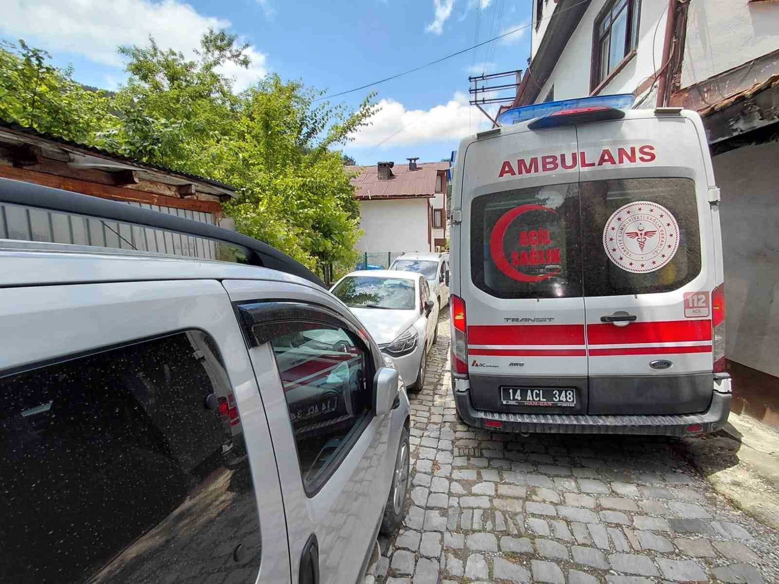 Bolu’da park edilen araçlardan ambulans sokağa giremedi: Sağlık ekipleri hastaya yürümek zorunda kaldı