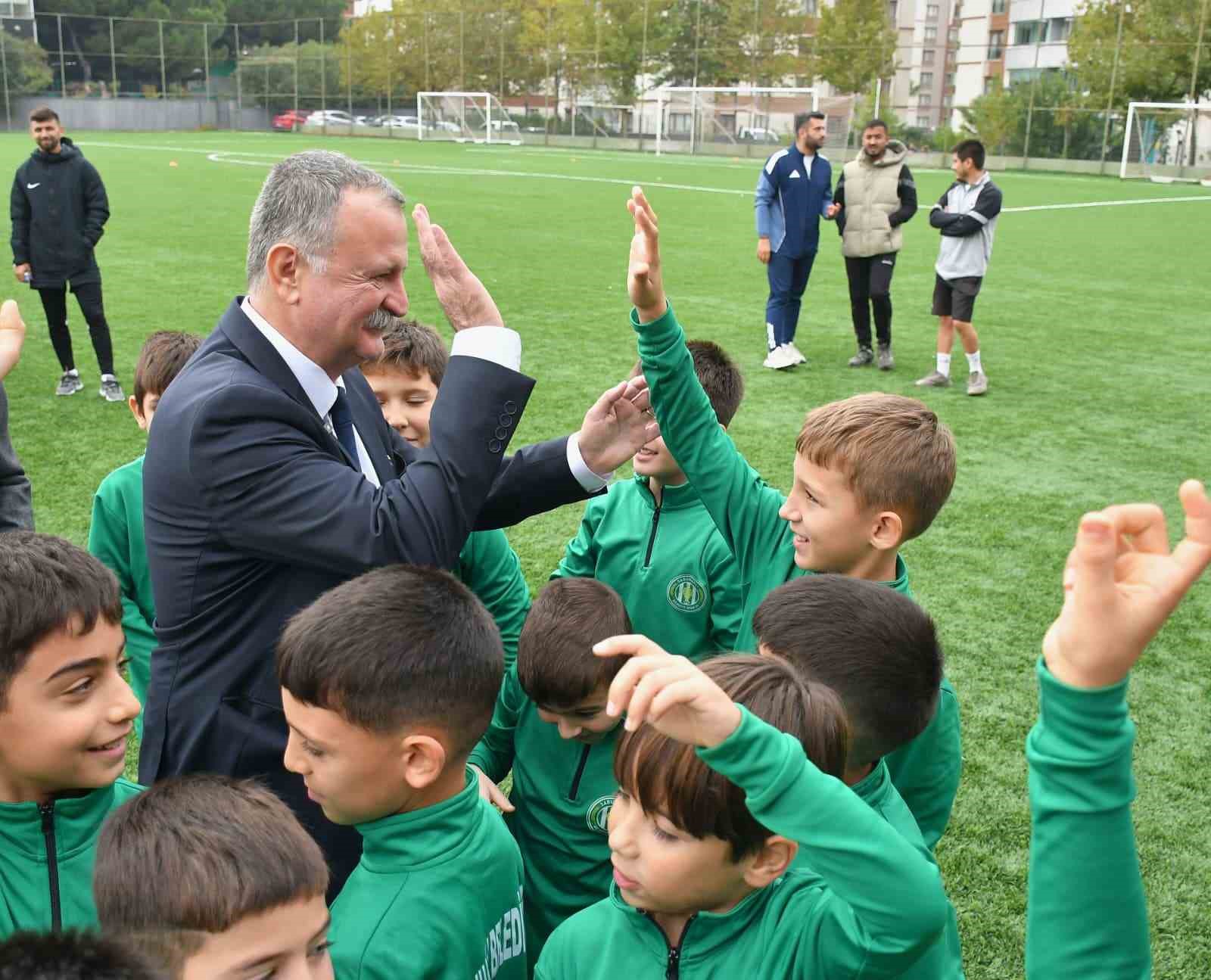 YUNUSEMRE BELEDİYESİ TARAFINDAN 29 EKİM CUMHURİYET BAYRAMI KAPSAMINDA DÜZENLENEN FUTBOL TURNUVASI, 16 TAKIMIN KATILIMIYLA TEVFİK LAV SPOR TESİSLERİ'NDE GERÇEKLEŞTİRİLDİ. 2017 DOĞUMLU SPORCULARIN MÜCADELE ETTİĞİ ORGANİZASYONDA MİNİK FUTBOLCULAR BAYRAM COŞKUSUNU YAŞADI.