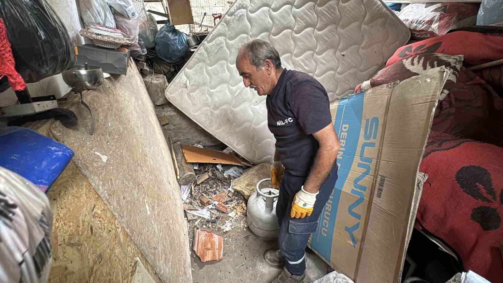 Heyelanda kaya parçalarının isabet ettiği ev hasar gördü