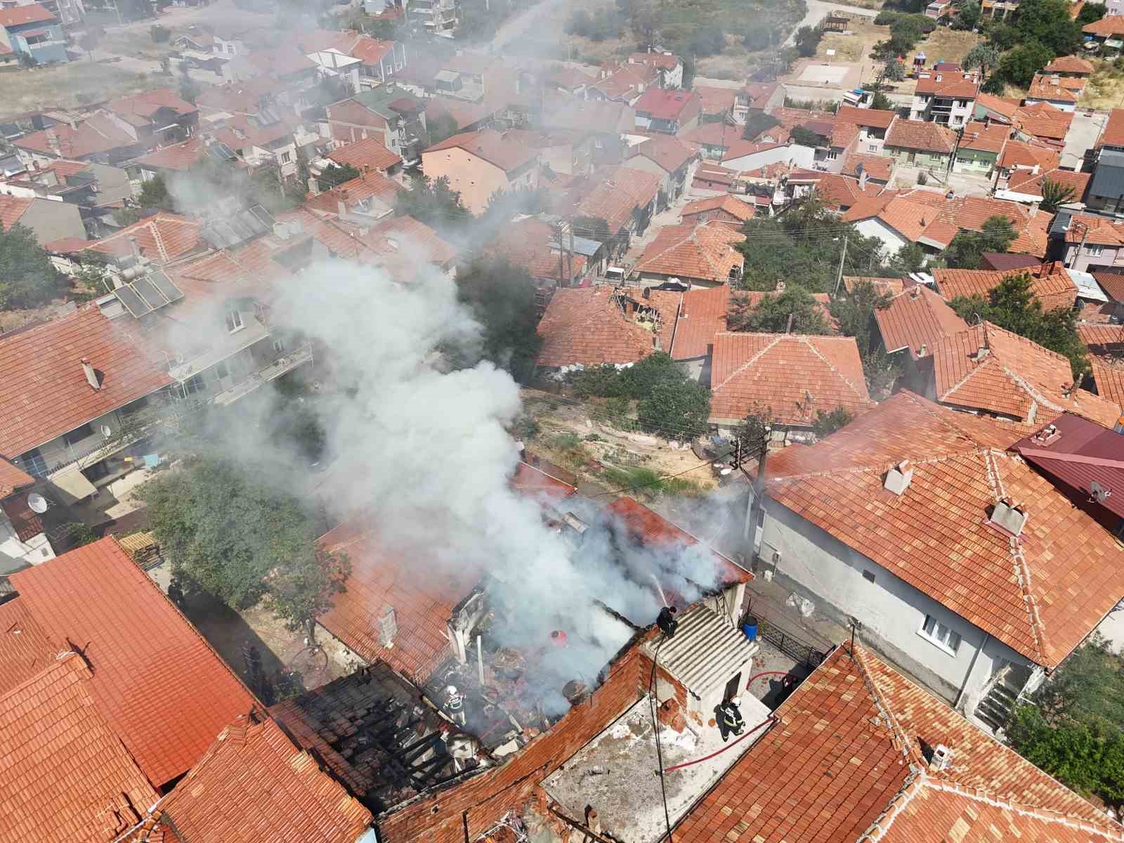Uşak'ta tek katlı evde çıkan yangın söndürüldü