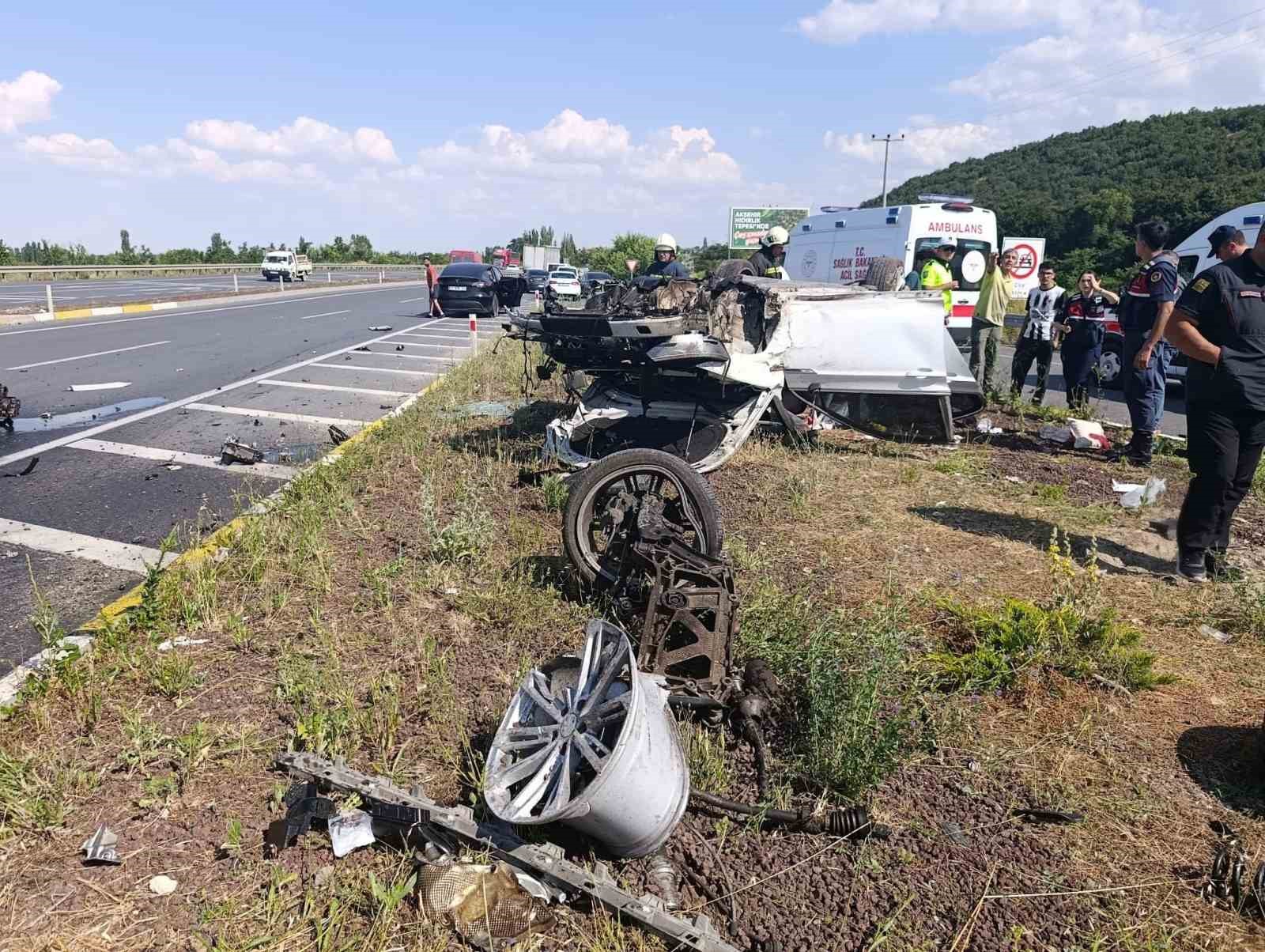 Konya'da refüje çarpan otomobil hurdaya döndü: 3 yaralı