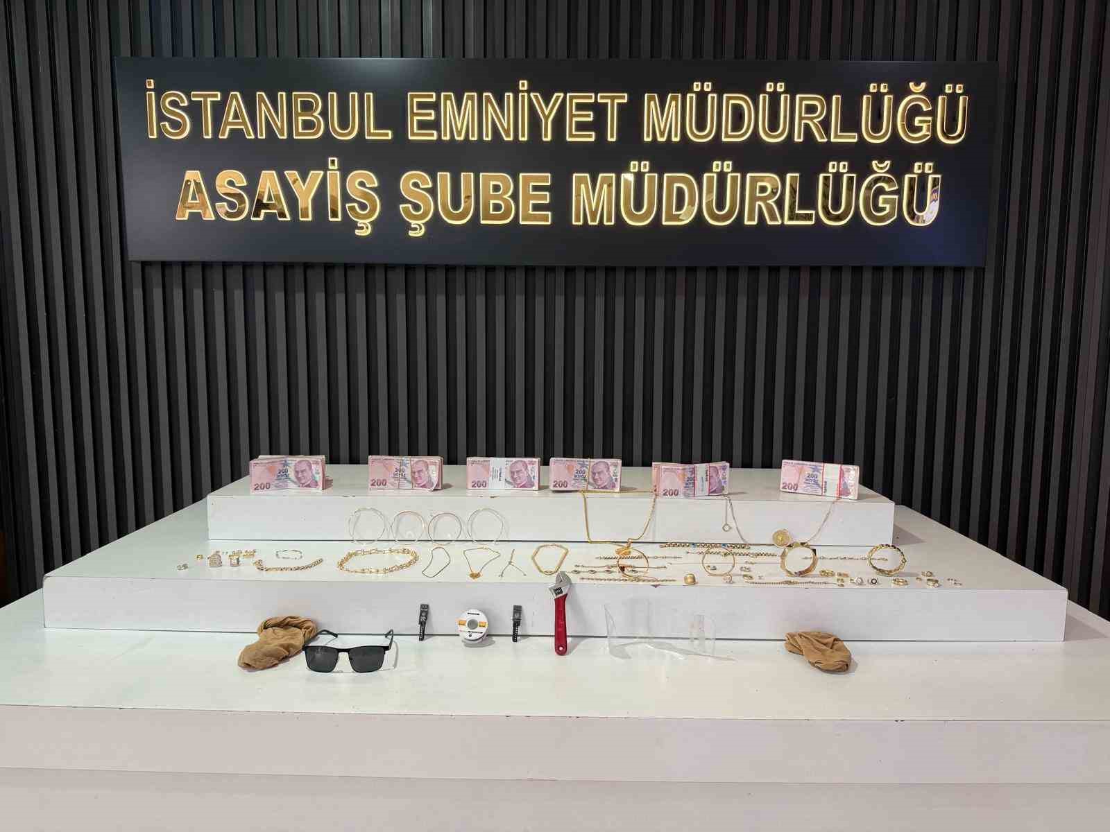 İstanbul'da suç makinesi kadınların üzerinden 1 milyonluk ziynet eşyası çıktı, takside yakalandılar