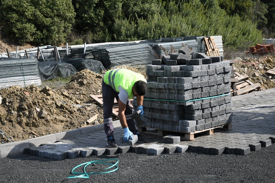 KUŞADASI BELEDİYESİ, CAFERLİ MAHALLESİ’NDE 6 SOKAĞI KAPSAYAN 25 BİN METREKARELİK KİLİT PARKE TAŞI DÖŞEME ÇALIŞMASI BAŞLATTI.