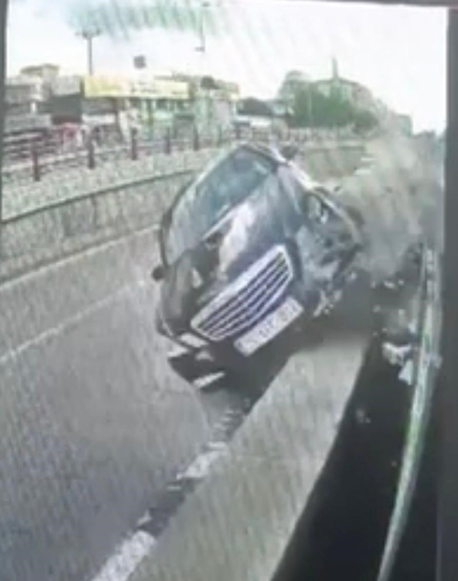 Otomobilin çarptığı refüjden kopan taşlar tramvaydan içeri girdi: 4 yolcu yaralı