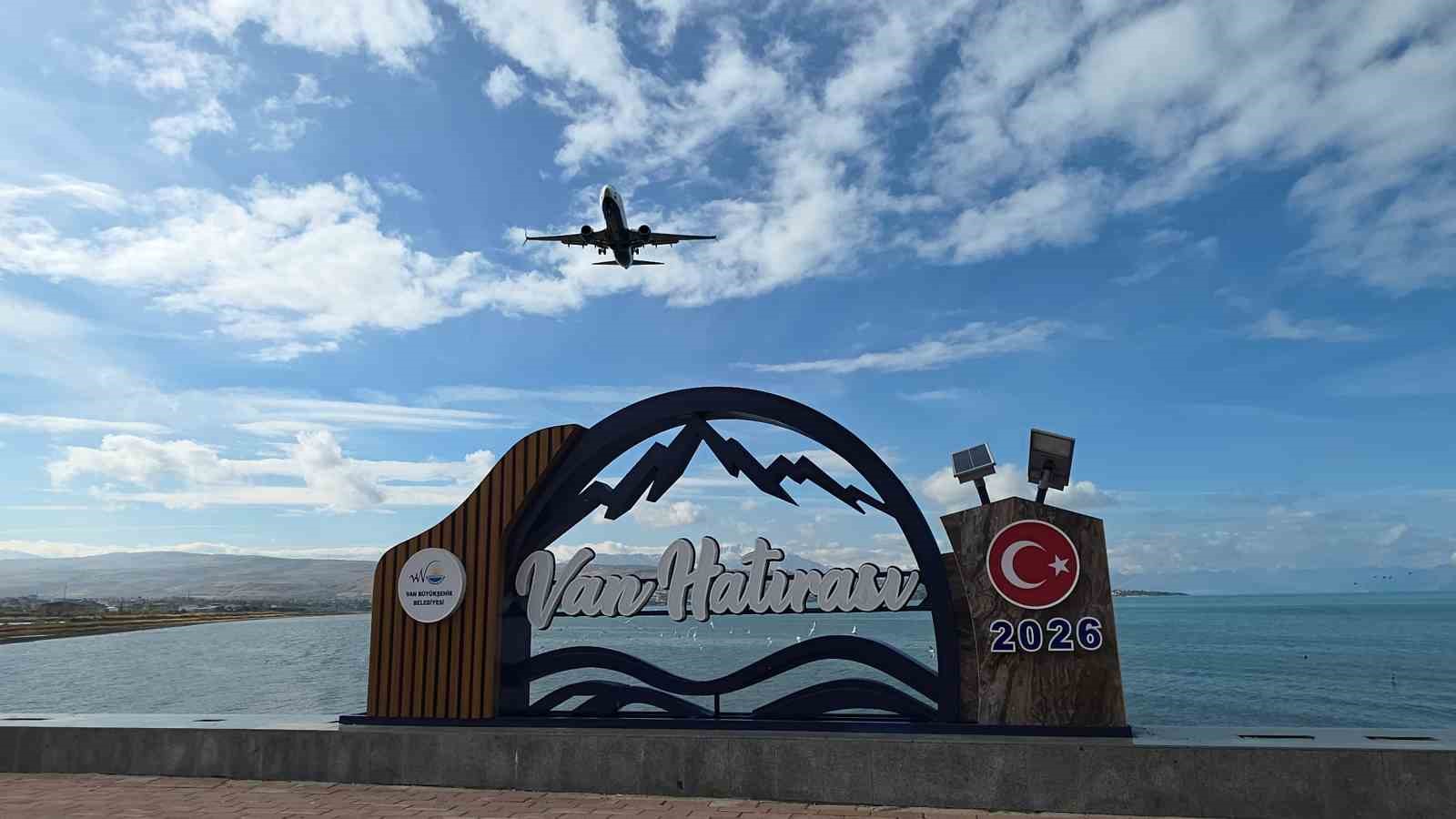 VAN'DA MEVSİMİN İLK KAR YAĞIŞIYLA BEYAZA BÜRÜNEN EREK DAĞI VE ARTOS DAĞI, VAN GÖLÜ'NÜN MAVİ SULARIYLA BİRLEŞİNCE ORTAYA KARTPOSTALLIK GÖRÜNTÜLER ÇIKTI.