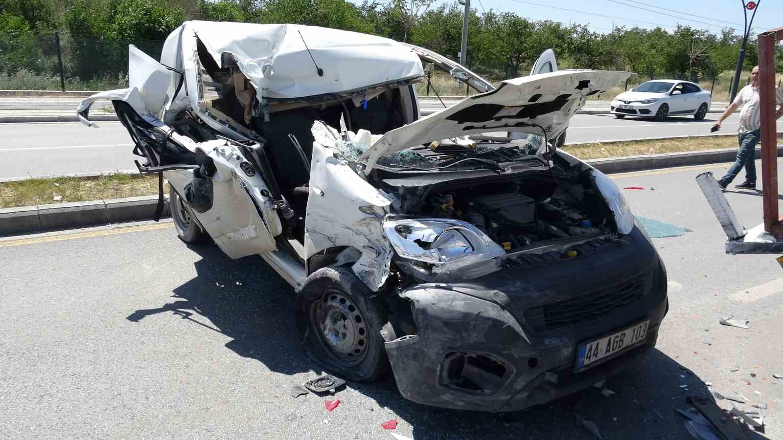 Malatya’da su tankerine çarpan aracın sürücüsü ağır yaralandı