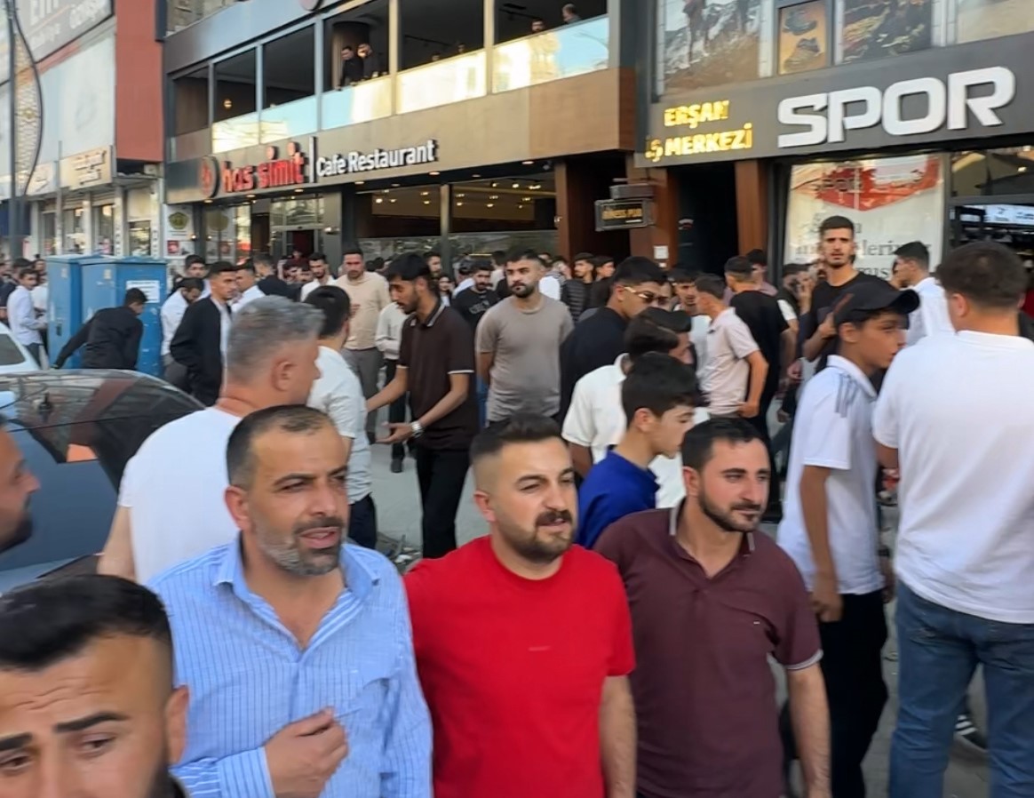 Binanın en üst katında intihara kalkışan şahsı son anda kurtardı: O anlar kamerada