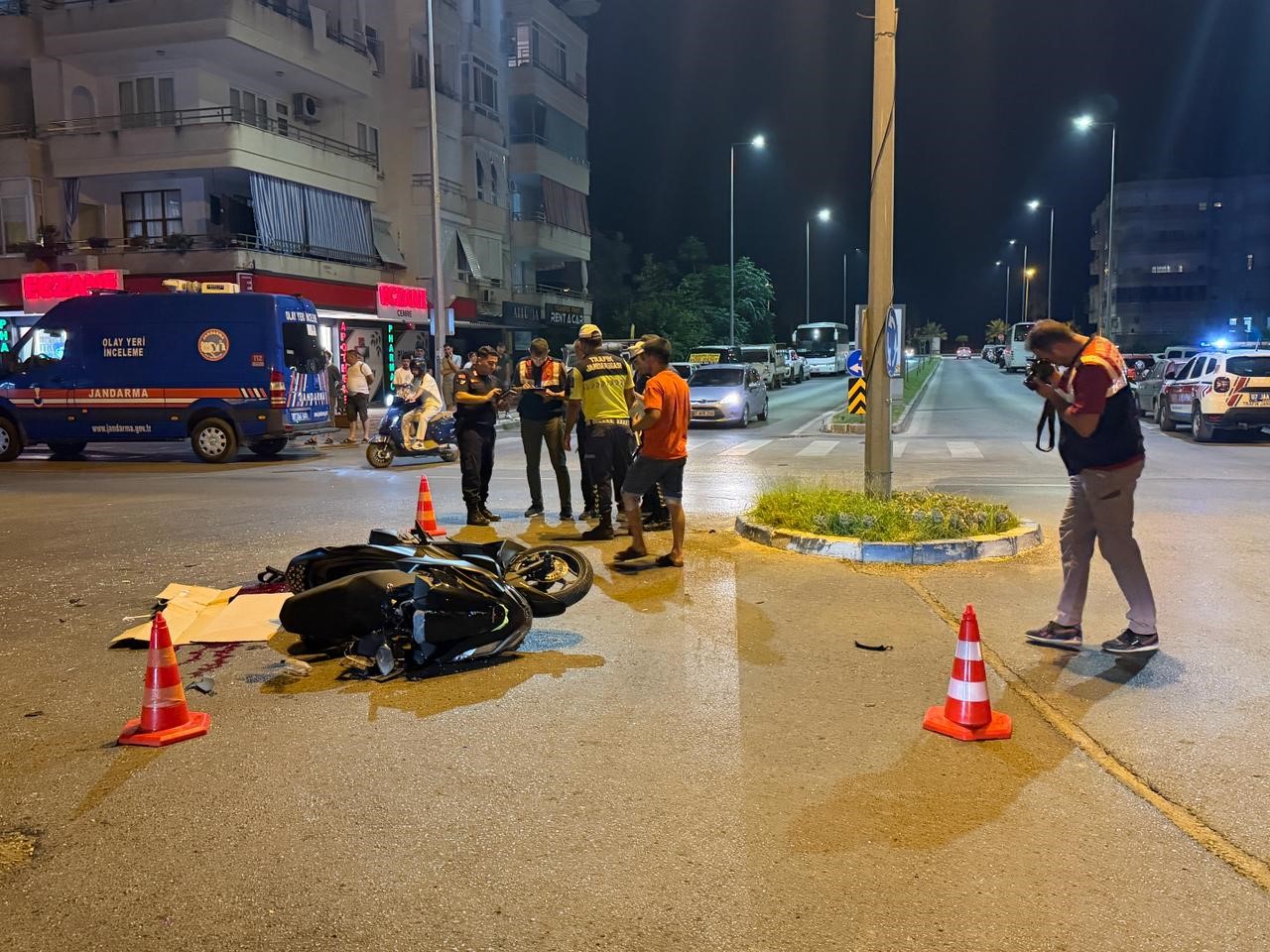 Alanya'da hafif ticari araçla çarpışan motosikletli genç yaralandı