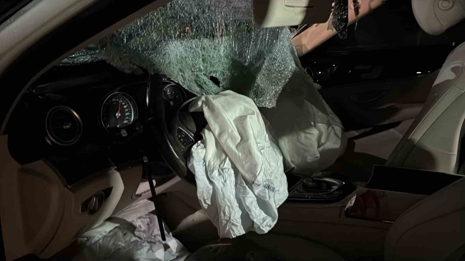 SİVAS’IN ALTINYAYLA İLÇESİNDE TRAKTÖRÜN RÖMORKUNA ÇARPAN MERCEDES MARKA LÜKS OTOMOBİL ADETA KAĞIT GİBİ PARÇALANDI. KAZADA 4 KİŞİ YARALANIRKEN, OTOMOBİLİN HIZ GÖSTERGESİNİN 140 KİLOMETREDE TAKILI KALMASI DİKKAT ÇEKTİ.