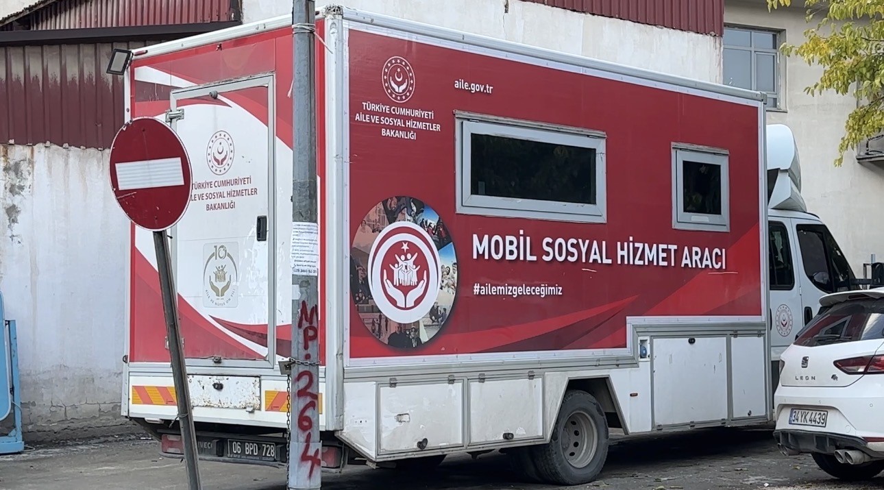 HAKKARİ'NİN YÜKSEKOVA İLÇESİNDE JANDARMA, POLİS VE AİLE VE SOSYAL HİZMETLER MÜDÜRLÜĞÜ EKİPLERİ, KADINA YÖNELİK ŞİDDETLE MÜCADELE KAPSAMINDA VATANDAŞLARI KADIN ACİL DESTEK UYGULAMASI (KADES) HAKKINDA BİLGİLENDİRDİ.