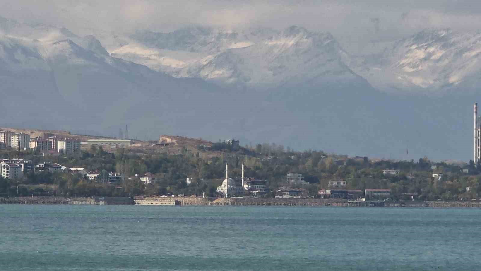VAN'DA MEVSİMİN İLK KAR YAĞIŞIYLA BEYAZA BÜRÜNEN EREK DAĞI VE ARTOS DAĞI, VAN GÖLÜ'NÜN MAVİ SULARIYLA BİRLEŞİNCE ORTAYA KARTPOSTALLIK GÖRÜNTÜLER ÇIKTI.