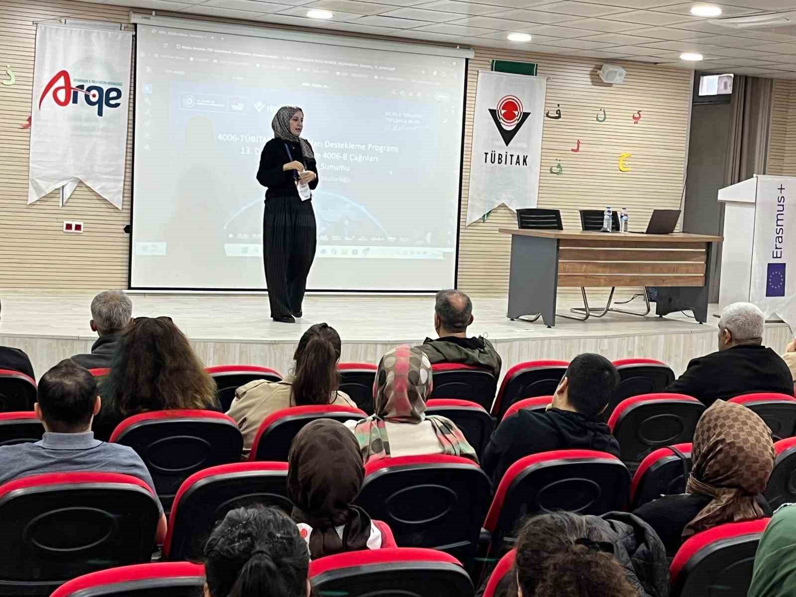 ŞEHİT BİLAL DİCLE ANADOLU İMAM HATİP LİSESİ FEN VE SOSYAL BİLİMLER PROJE OKULU KONFERANS SALONUNDA GERÇEKLEŞTİRİLEN BİLGİLENDİRİLME PROGRAMINDA, DİYARBAKIR İL MİLLİ EĞİTİM MÜDÜRLÜĞÜ AR-GE BİRİMİ EĞİTMENLERİ MERVE CEYLAN VE ABDULGAFUR KOCA İLE DİCLE İLÇE MİLLİ EĞİTİM MÜDÜRLÜĞÜ BÜNYESİNDE YÜRÜTÜLEN TEKNOLOJİ ÇALIŞMALARININ KOORDİNATÖRLÜĞÜNÜ ÜSTLENEN GELİNCİK İLKOKULU MÜDÜRÜ RAMAZAN SÜMER,  TEKNOLOJİ İÇEREN PROJELER HAKKINDA SUNUM YAPTI.