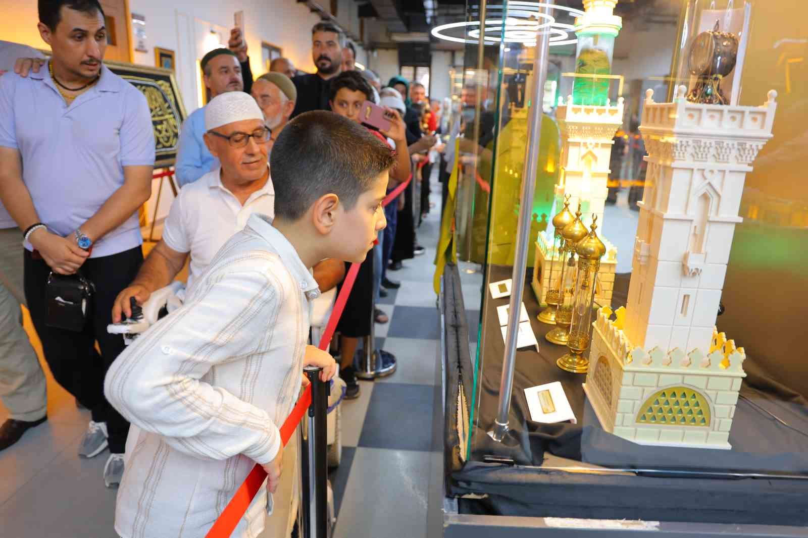 Kahramanmaraşlılar kutsal emanetleri görmek için birbiriyle yarıştı
