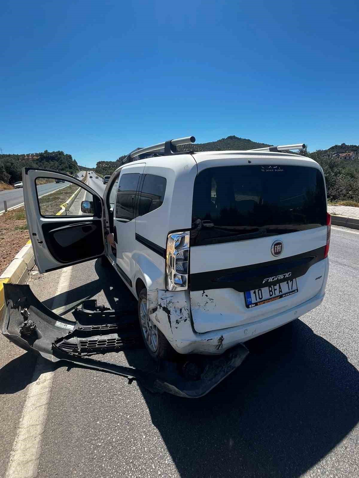 Burhaniye'de otomobiller çarpıştı