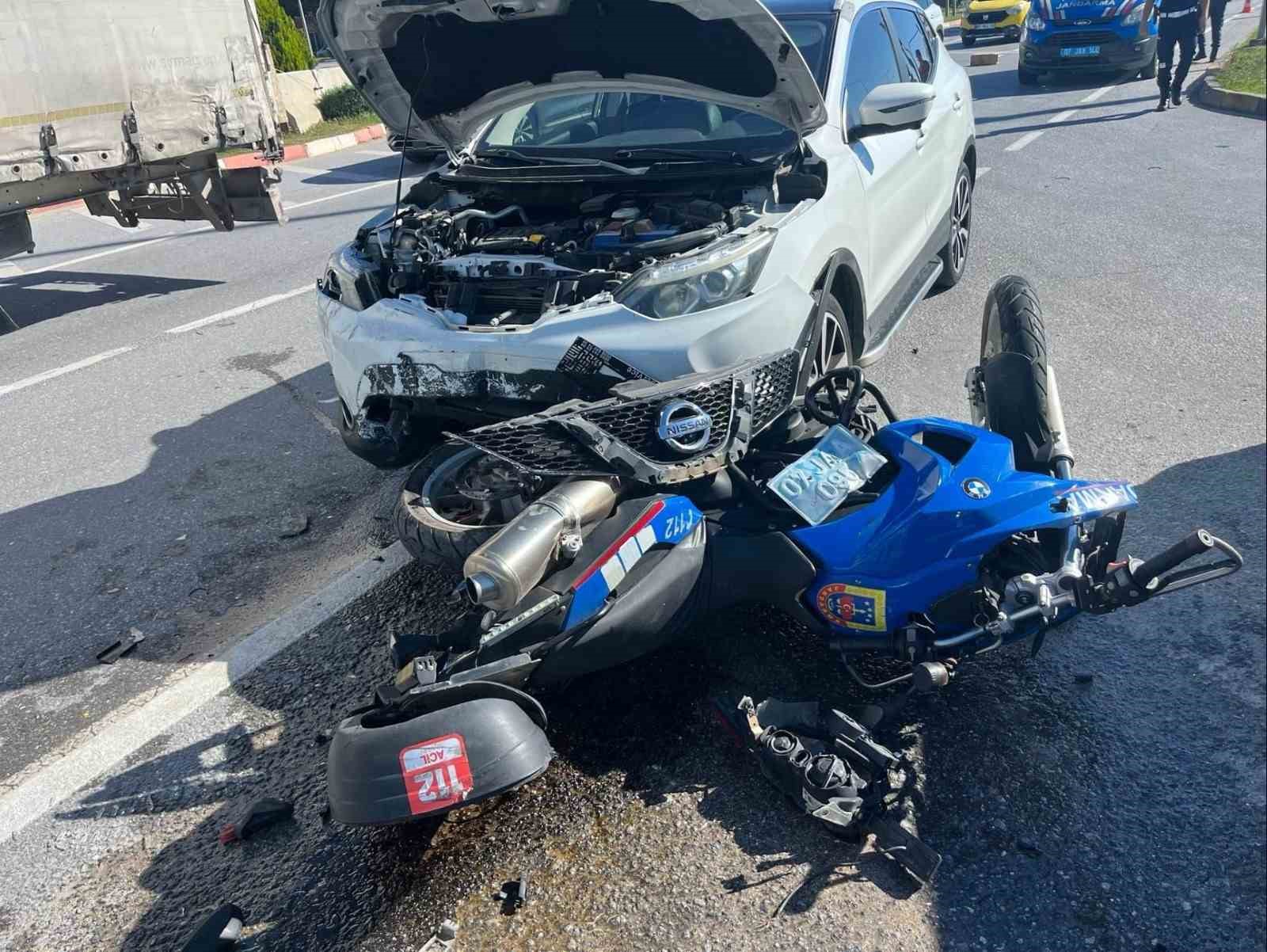 ANTALYA’NIN MANAVGAT İLÇESİNDE OTOMOBİLİN JANDARMA MOTOSİKLETİNE VE BİR BAŞKA OTOMOBİLE ÇARPMASI SONUCU MEYDANA GELEN KAZADA MOTOSİKLETİ KULLANAN JANDARMA UZMAN ÇAVUŞ YARALANDI.