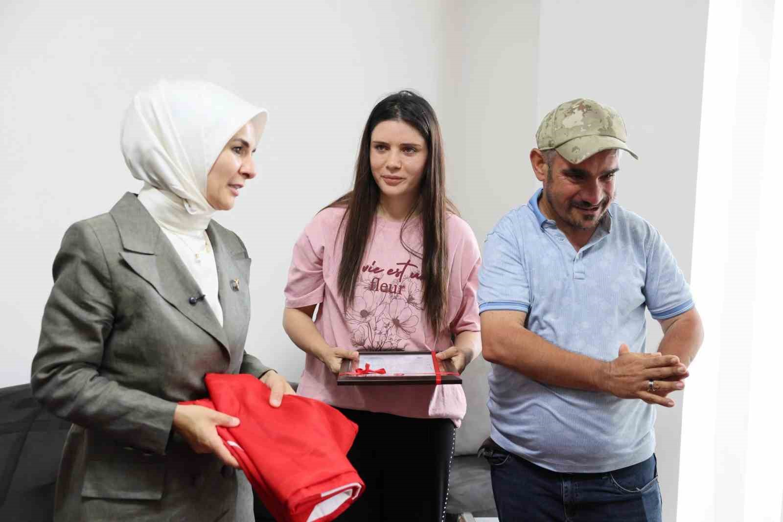 Engelli kardeşlerine ömrünü adayan Çilem'e ev tapusu teslim edildi