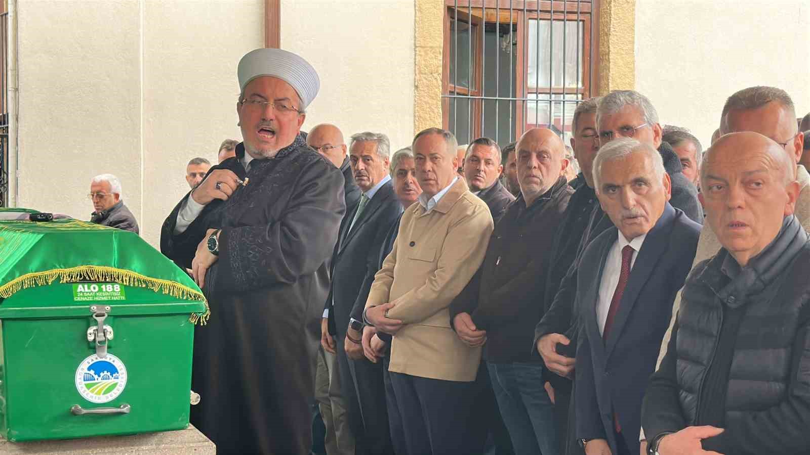 NEVŞEHİR'İN GÖREME BELDESİNDE MEYDANA GELEN PERİBACASI ÇÖKMESİNDE HAYATINI KAYBEDEN SAKARYALI GAZETECİ FATİH ERAY TUNA VE EŞİ BEGÜM TUNA, MEMLEKETLERİ SAKARYA'DA KILINAN CENAZE NAMAZININ ARDINDAN SON YOLCULUKLARINA UĞURLANDI.