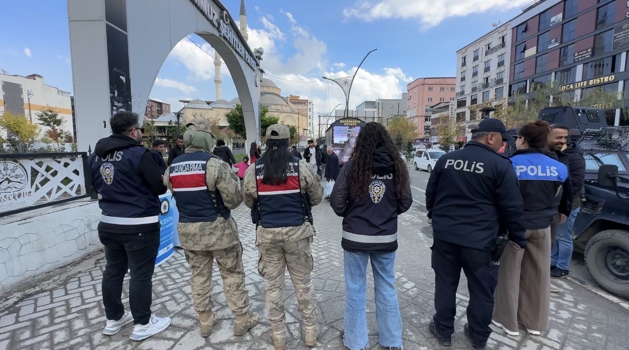 HAKKARİ'NİN YÜKSEKOVA İLÇESİNDE JANDARMA, POLİS VE AİLE VE SOSYAL HİZMETLER MÜDÜRLÜĞÜ EKİPLERİ, KADINA YÖNELİK ŞİDDETLE MÜCADELE KAPSAMINDA VATANDAŞLARI KADIN ACİL DESTEK UYGULAMASI (KADES) HAKKINDA BİLGİLENDİRDİ.