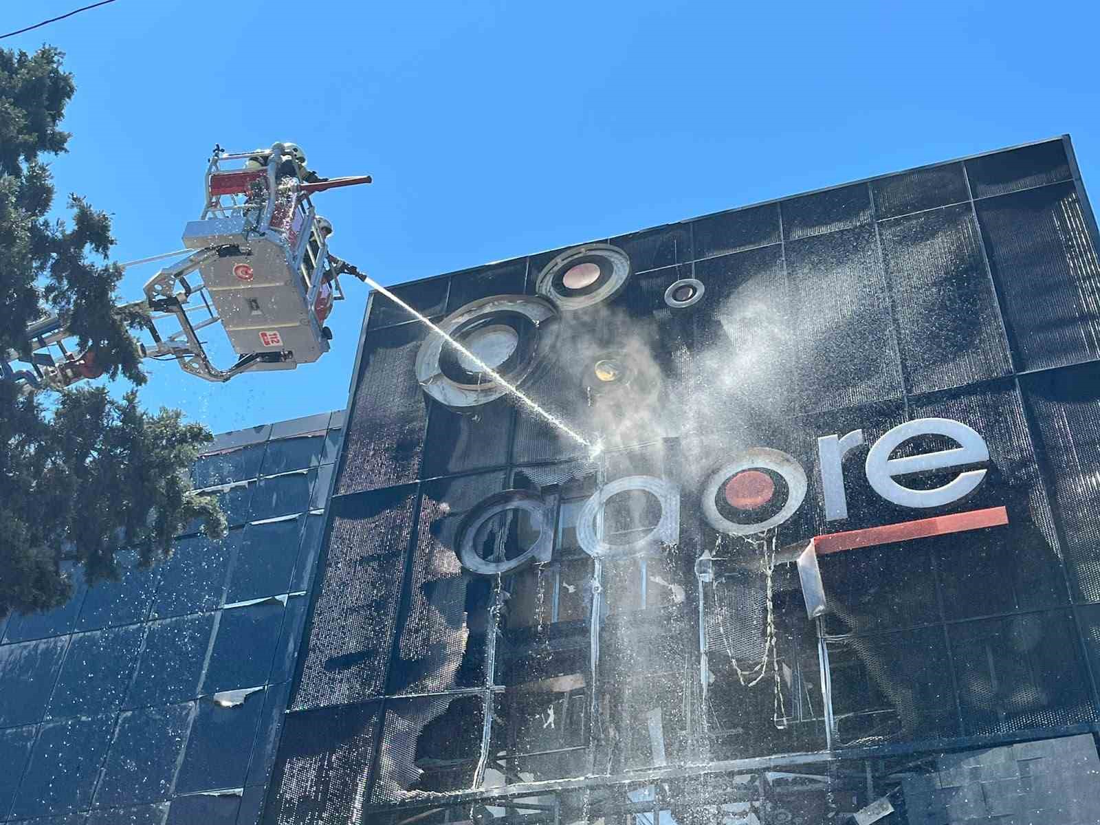 İzmir'de mobilya mağazasında yangın
