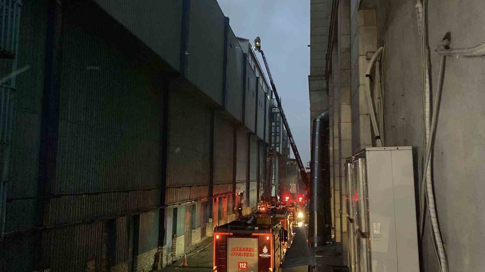 İSTANBUL BAYRAMPAŞA’DA DÜĞÜN SALONUNUN ÇATISINDA ÇIKAN YANGIN İTFAİYE EKİPLERİNİN BİR SAATLİK MÜCADELESİ SONUCUNDA SÖNDÜRÜLDÜ.