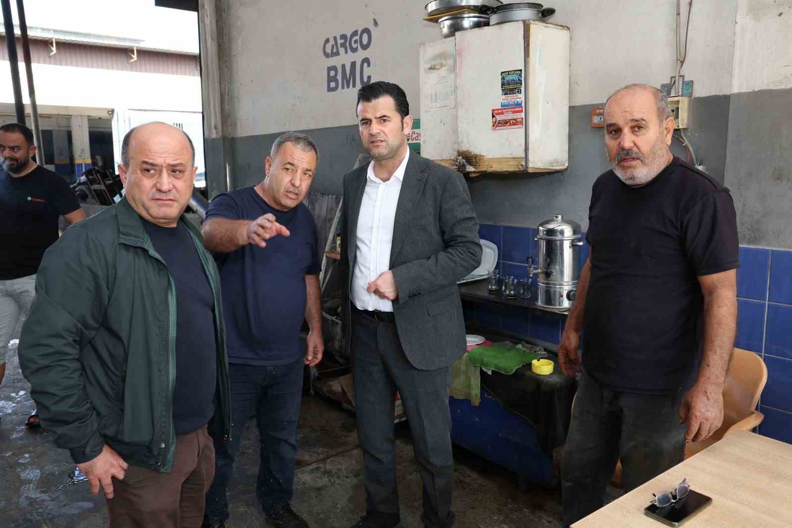 MERSİN’DE ETKİLİ OLAN SAĞANAK YAĞIŞ NEDENİYLE ZARAR GÖREN TIRMIL SANAYİ SİTESİNİ ZİYARET EDEN AKDENİZ KAYMAKAMI VE BELEDİYE BAŞKAN VEKİLİ MURAT BEŞİKCİ, ESNAFA GEÇMİŞ OLSUN DİLEKLERİNİ İLETEREK BÖLGEDE TEMİZLİK ÇALIŞMALARININ BAŞLATILDIĞINI SÖYLEDİ.