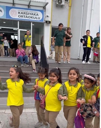 KAHRAMANMARAŞ’TA GENÇLİK VE SPOR BAKANLIĞINA BAĞLI YURTLARDA KALAN ÜNİVERSİTE ÖĞRENCİLERİ, GÖNÜLLÜ OLARAK BİR İLKOKULUN DUVARLARINI BOYAYIP BAHÇESİNE OYUN ALANLARI ÇİZDİ.