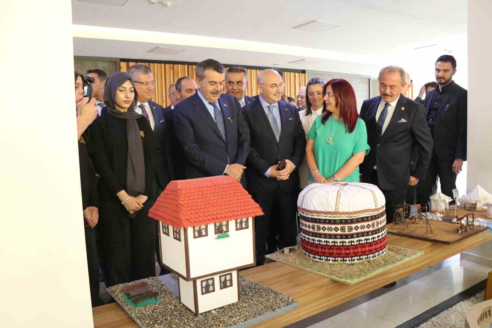 Milli Eğitim Bakanı Tekin: "YKS’ye giren bütün gençlerimize başarılar diliyorum"
