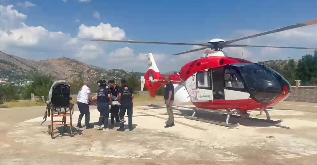 Elinden yaralanan hasta ambulans helikopterle Malatya’ya sevk edildi