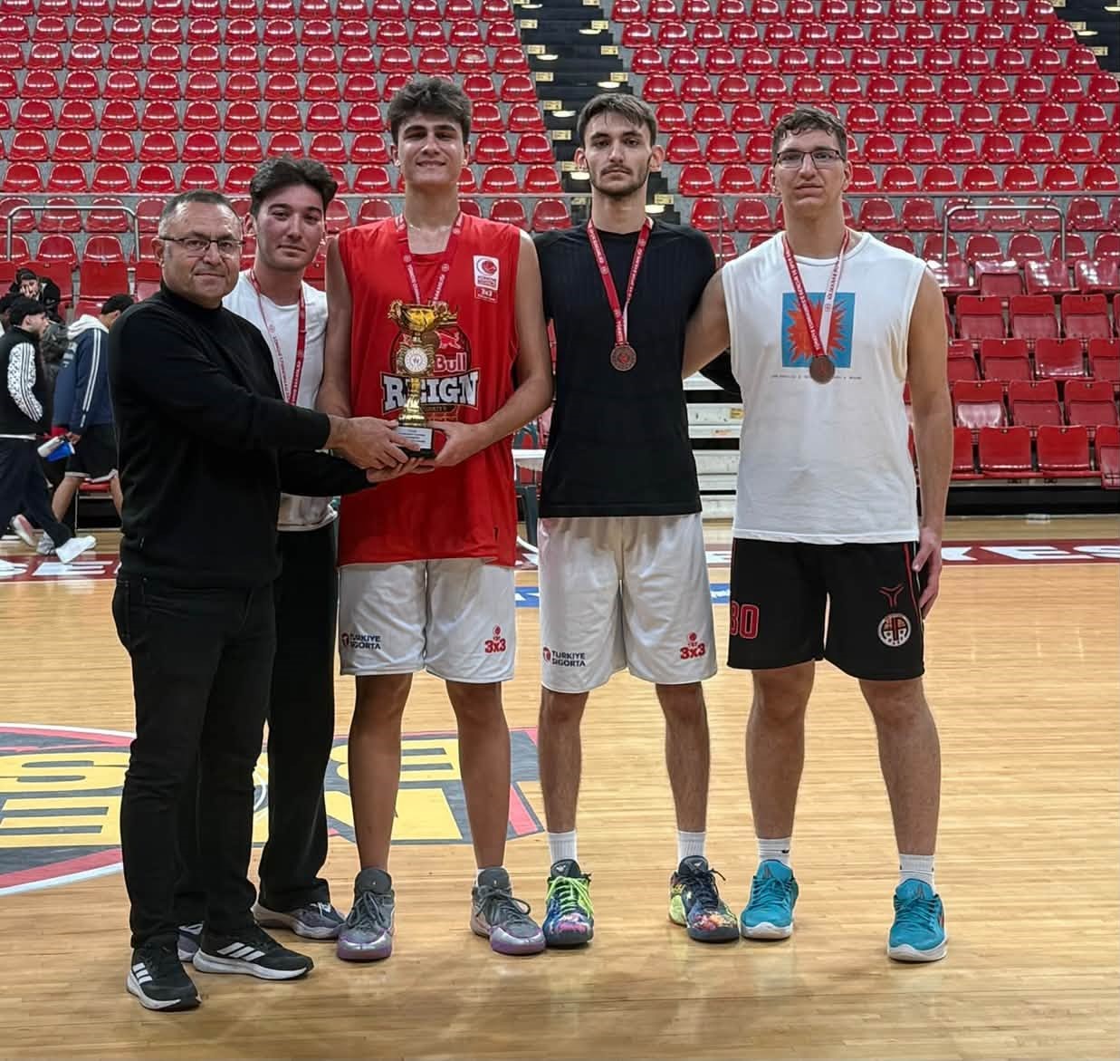 KAYSERİ’DE CUMHURİYET’İN 103’ÜNCÜ KURULUŞ YIL DÖNÜMÜ KUTLAMALARI KAPSAMINDA DÜZENLENEN 29 EKİM CUMHURİYET KUPASI 3X3 BASKETBOL MÜSABAKALARI, ÇEKİŞMELİ KARŞILAŞMALARIN ARDINDAN SONA ERDİ. TURNUVADA 12 TAKIM ŞAMPİYONLUK İÇİN MÜCADELE ETTİ.