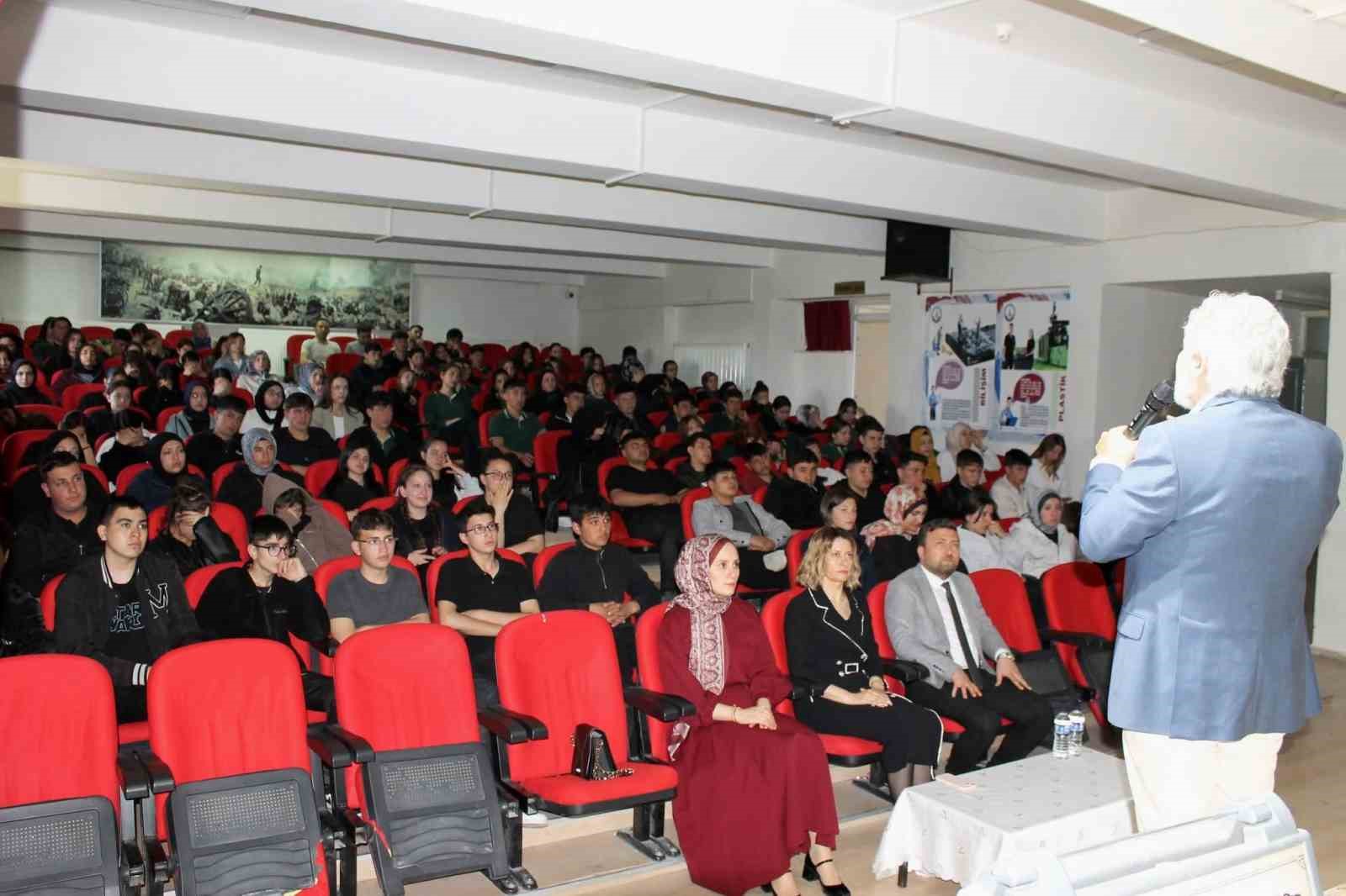 Altıntaş'ta öğrenci ve yazar buluşması