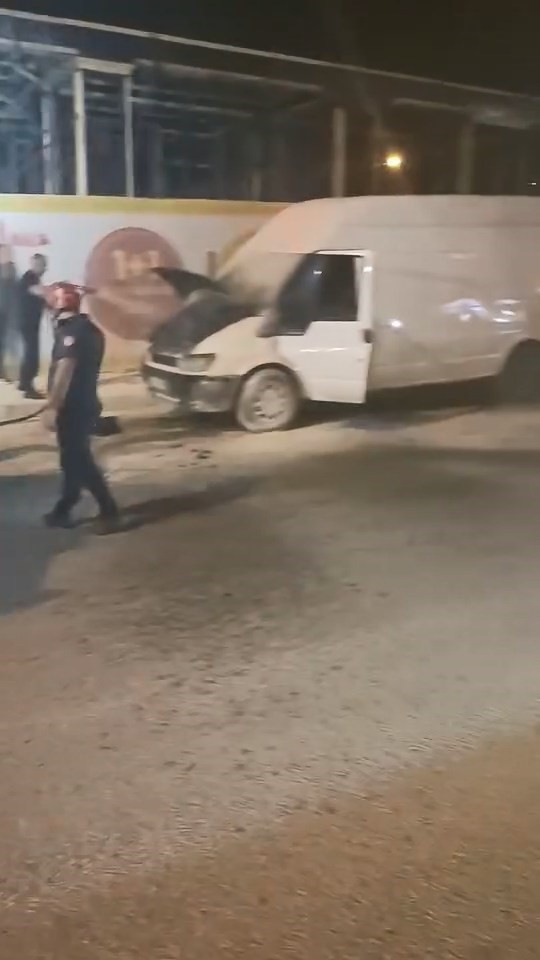 Elazığ'da seyir halindeki minibüste yangın