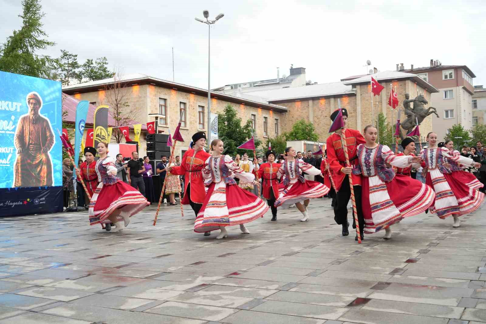 Dede Korkut Şölenleri'nde halk dansları ve müzik gösterileri ilgi gördü