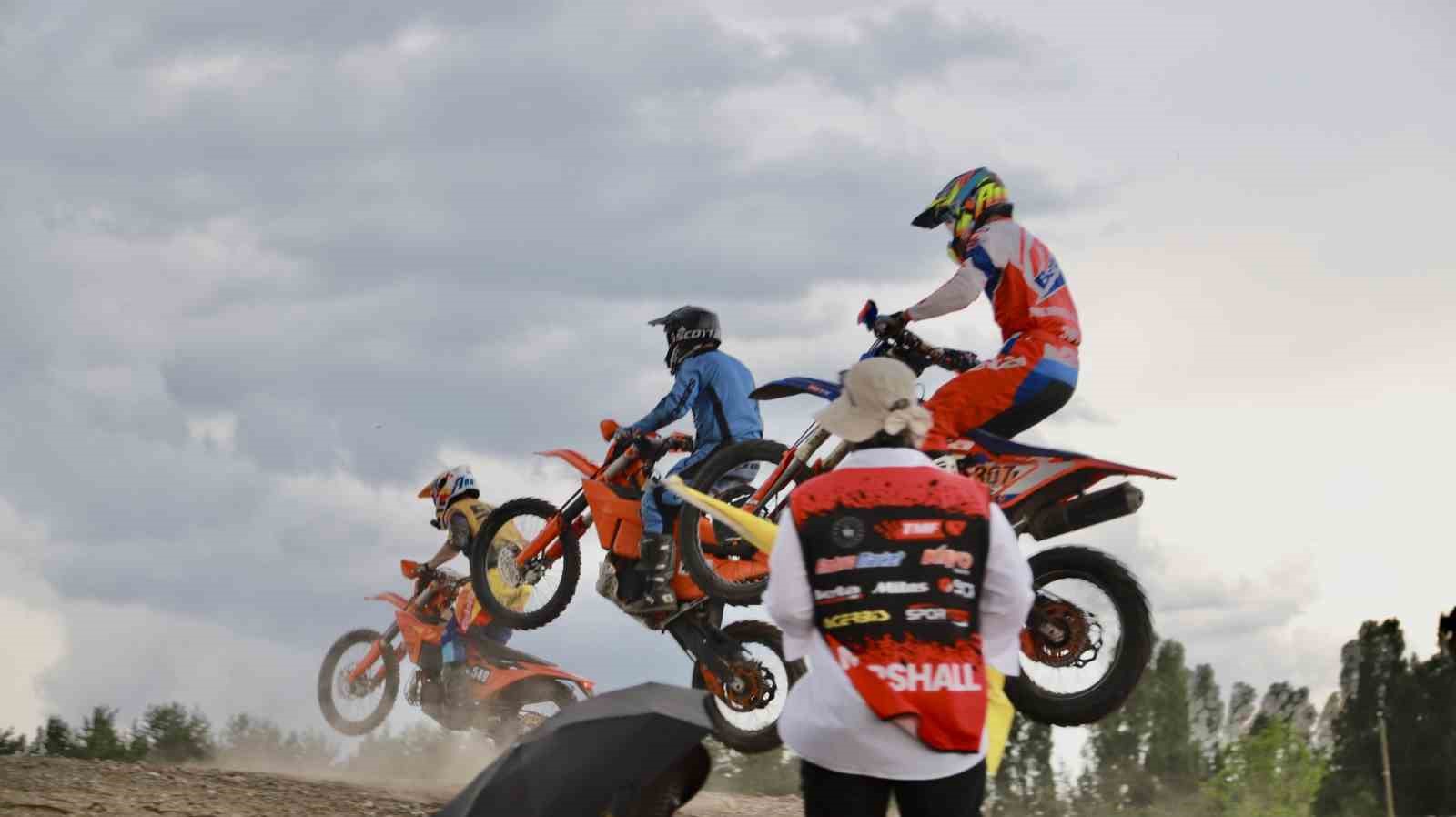 Türkiye sınırları içindeki en yüksek rakımlı enduro yarışı Ağrı'da start aldı